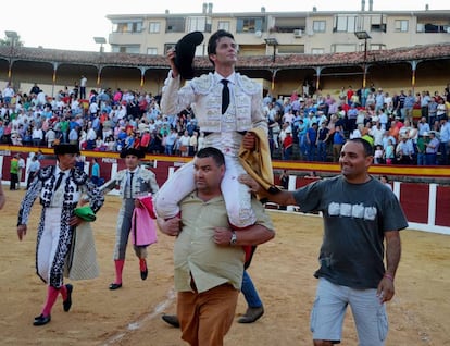 El diestro Juan del Álamo sale a hombros de la plaza de toros de Plasencia, ayer sábado.
