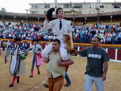 El diestro Juan del &Aacute;lamo sale a hombros de la plaza de toros de Plasencia, ayer s&aacute;bado.