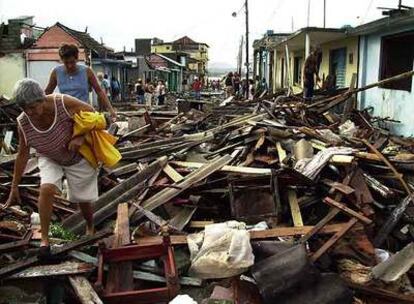 Vecinos de Baracoa, en el extremo este de Cuba, caminan entre escombros tras el paso del huracán Ike.