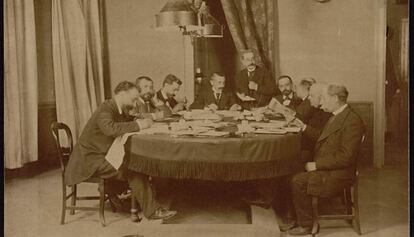 Joan Maragall (a l'esquerra de l'home dret) a la redacció del 'Diari de Barcelona' cap a la dècada de 1890.