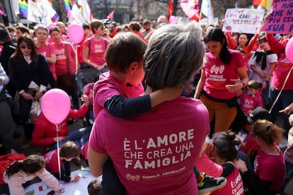 Protesta en Milán contra la prohibición del Gobierno italiano de permitir el registro municipal de los hijos de parejas del mismo sexo en 2023