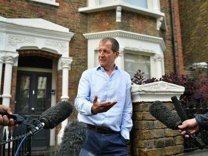 El exasesor de Tony Blair, Alastair Campbell, se dirige a los medios este martes en la puerta de su domicilio, en Londres