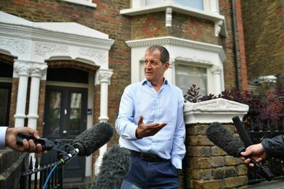 El exasesor de Tony Blair, Alastair Campbell, se dirige a los medios este martes en la puerta de su domicilio, en Londres