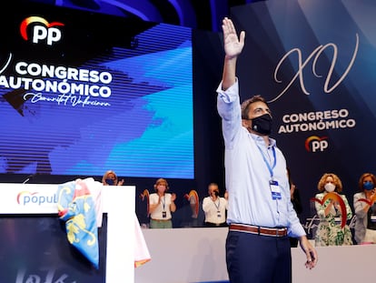 El recién elegido presidente del PP valencia, Carlos Mazón, saluda tras su designación durante el décimo quinto Congreso del Partido Popular de la Comunitat Valenciana (PPCV).
