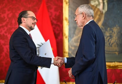 El nuevo canciller de Austria, Alexander Schallenberg (izquierda), en la toma de posesión en Viena junto al presidente del país, Alexander Van der Bellen.