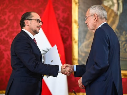 El nuevo canciller de Austria, Alexander Schallenberg (izquierda), en la toma de posesión en Viena junto al presidente del país, Alexander Van der Bellen.