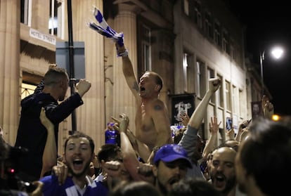 Alegría y festejos por las calles de la ciudad después de seguir el partido entre Chelsea y Tottenham por la tele. 