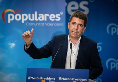 COMUNIDAD VALENCIANA
VALENCIA, 07/05/2021.
El presidente de la Diputación de Alicante y presidente provincial del PP, Carlos Mazón, optará a liderar el partido en la Comunitat Valenciana en el congreso regional que los populares celebrarán el 3 de julio.Así lo ha anunciado el propio Mazón en una rueda de prensa en la sede del PPCV en València, en la que ha señalado que se presenta este viernes por respeto a los compañeros de partido, al proceso y a Isabel Bonig,.
. FOTO: MÒNICA TORRES/EL PAíS
