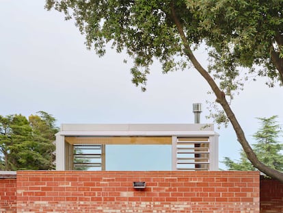 La habitación central sube dos metros más que el resto de la casa para ganar iluminación y ventilación.