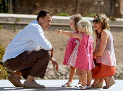 Los Príncipes y sus hijas, Leonor y Sofía, en Mallorca en 2009.