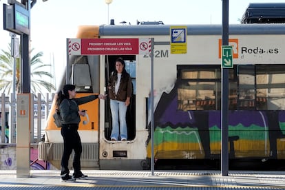 Dos mujeres en un tren parado en la estación de El Masnou (Barcelona) después de que Renfe haya anunciado que servicio ferroviario de Rodalies en Cataluña se encuentra suspendido.