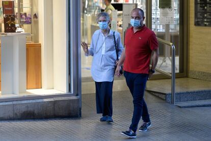 Durante el paseo por el centro de Palma, la reina Sofía estuvo acompañada por su hermana, Irene, que la acompaña durante su estancia en el Palacio de Marivent.