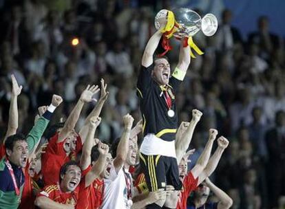 Casillas alza el trofeo y estalla de alegría junto a sus compañeros.