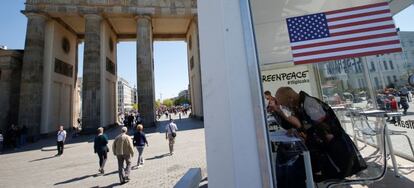 Un ciudadano lee los documentos filtrados por Greenpeace sobre el TTIP en Berlín.