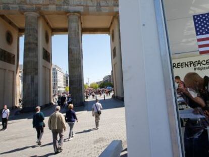 Un ciudadano lee los documentos filtrados por Greenpeace sobre el TTIP en Berl&iacute;n.