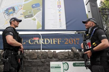 Efectivos policiales junto al estadio Millennium de Cardiff, en la víspera de la final de la Liga de Campeones.