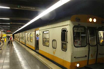 Un convoy de la línea 1 en la estación de Jesús, la última que cubrió el metro accidentado el 3 de julio.