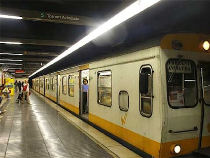 Un convoy de la línea 1 en la estación de Jesús, la última que cubrió el metro accidentado el 3 de julio.