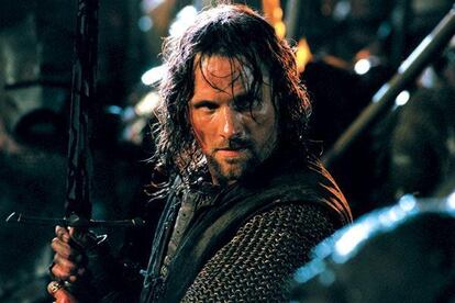 ARAGORN, EN GENERAL. El personaje de Aragorn en El señor de los anillos, el rey que no se siente rey, respetuoso y defensor de la diversidad de razas y pueblos de la Tierra Media y un magnífico luchador, sigue estando en las fantasías de la gente. Lo más curioso es que le prefieren trotamundos a rey. "Sinceramente, me quedé devastada cuando se hizo rey y se dio una ducha", comenta una usuaria del club de fans de Aragorn.