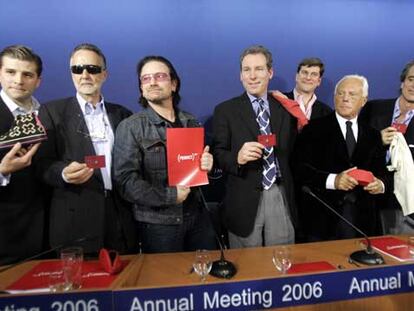 De izquierda a derecha, David Maddocks (presidente de Converse), Richard Feachem (director ejecutivo de Global Fund to Fight Aids), el cantante Bono, John Hayes (presidente de American Express), Andrew Rolfe (presidente de Gap), el diseñador Giorgio Armani y Bobby Shriver (presidente de DATA), durante la presentación de productos de la línea Red en el Foro Económico Mundial que se celebra en Davos, Suiza.