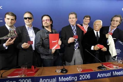 De izquierda a derecha, David Maddocks (presidente de Converse), Richard Feachem (director ejecutivo de Global Fund to Fight Aids), el cantante Bono, John Hayes (presidente de American Express), Andrew Rolfe (presidente de Gap), el diseñador Giorgio Armani y Bobby Shriver (presidente de DATA), durante la presentación de productos de la línea Red en el Foro Económico Mundial que se celebra en Davos, Suiza.