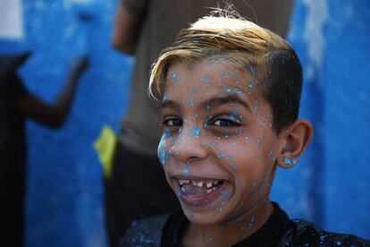 Un niño con pintura en la cara durante la pintada de Boa Mistura en La Cañada.