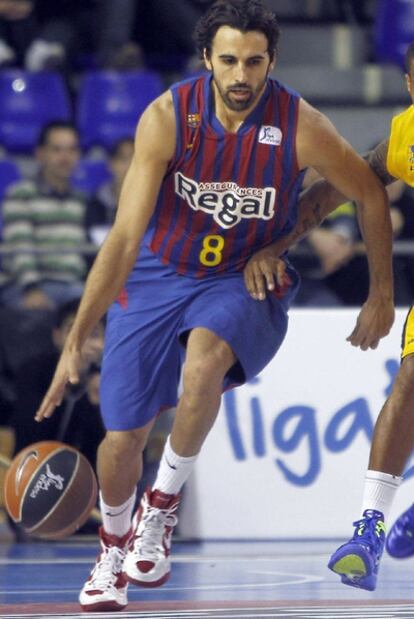 Víctor Sada maneja el balón en el encuentro ante el Gran Canaria.