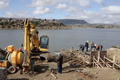 Obras en una presa del río Caledon en Lesotho.