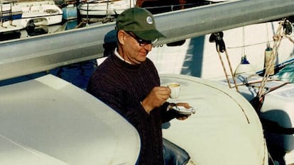 Albert Solà tomando una taza de café en su velero