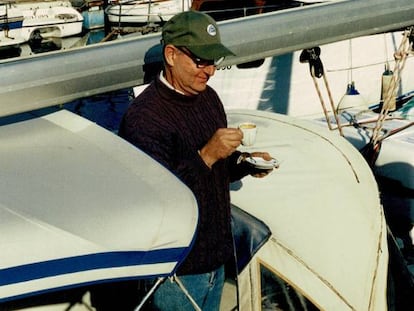 Albert Solà tomando una taza de café en su velero