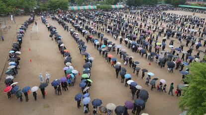 Cientos de personas esperan su turno para rendir homenaje a las víctimas del naufragio del barco 'Sewol' hundido en Jindo (Corea del Sur).