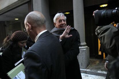 El escritor saluda a los periodistas durante el homenaje en el Instituto Cervantes.