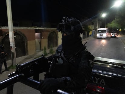 Un policía estatal patrullas las calles de Celaya, Guanajuato.