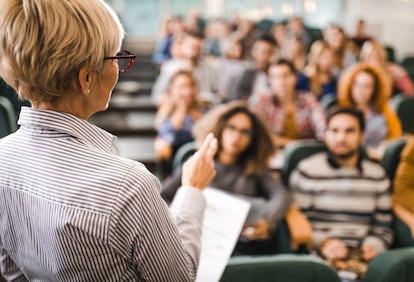 Una profesora imparte clase en una universidad.