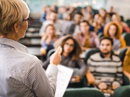 Una profesora imparte clase en una universidad.