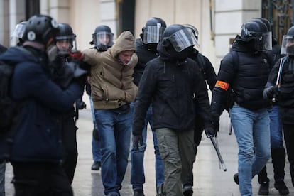 Un manifestante es detenido por la policía, este sábado en París.