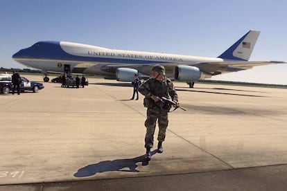 Un soldado custodia el avión presidencial, en un lugar desconocido inmediatamente después de que el presidente Bush se dirigiera a la nación tras los atentados del 11 S.