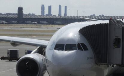 Zona de estacionamiento de aeronaves en el aeropuerto de Madrid-Barajas.