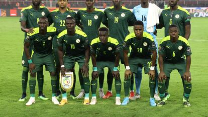 El equipo de Senegal posa antes de un partido.
