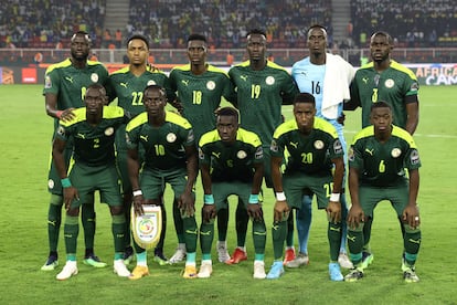 El equipo de Senegal posa antes de un partido.