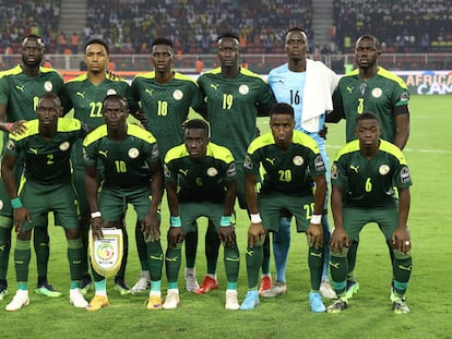 El equipo de Senegal posa antes de un partido.