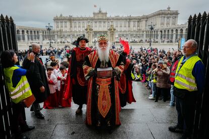 Los Reyes Magos a su llegada a la Catedral de la Almudena, este miércoles, para recibir las cartas de los niños.