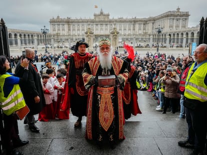 Los Reyes Magos a su llegada a la Catedral de la Almudena, este miércoles, para recibir las cartas de los niños.