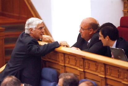 José María Barreda habla con José Molina y José Manuel Caballero durante el pleno del jueves en las Cortes de Castilla-La Mancha.