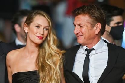 Dylan Penn y Sean Penn en el estreno de 'Flag Day' en Cannes.