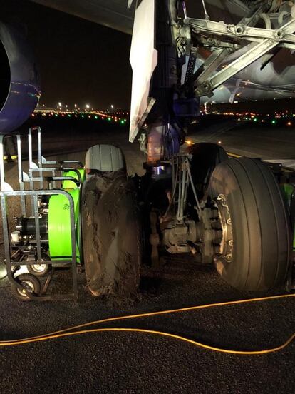 Detalle de la rueda dañada del tren de aterrizaje en el avión Boeing 767-300, tras aterrizar en Barajas.
