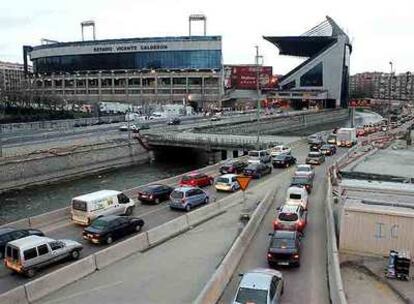 Atasco en los accesos al estadio Vicente Calderón momentos antes del partido de fútbol de ayer.