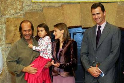 Los príncipes de Asturias, con Paco de Lucía y su hija, en el auditorio Príncipe Felipe de Oviedo.