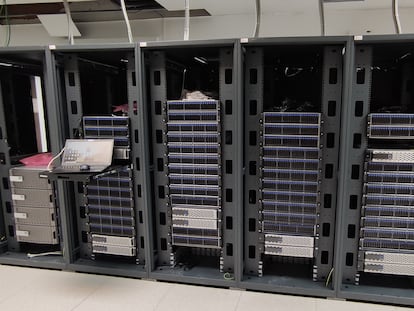 Montaje del nuevo supercomputador Cirrus, en la sede de Aemet.