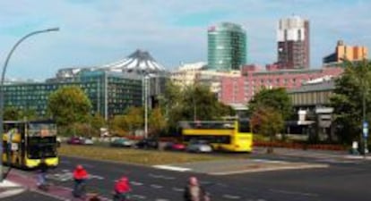 Una ciclov&iacute;a junto al carril de autobuses en Berl&iacute;n.